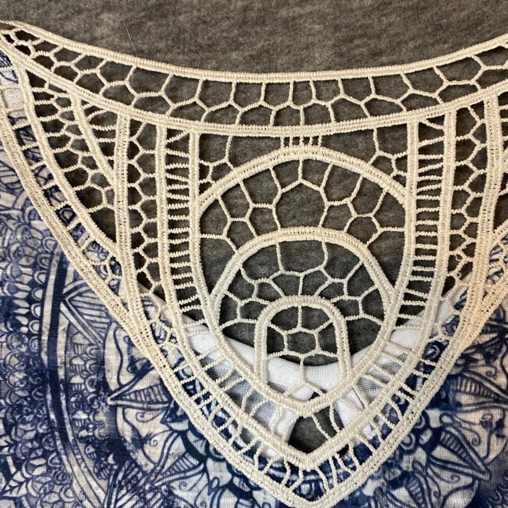 Time And Tru Womens Blue White Paisley Print Shirt Crochet Back Size Small Flora - Picture 4 of 5
